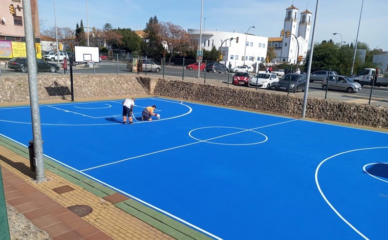 Imagen principal - El Ayuntamiento de Huelva impulsa un contrato para «reparaciones urgentes» en instalaciones deportivas