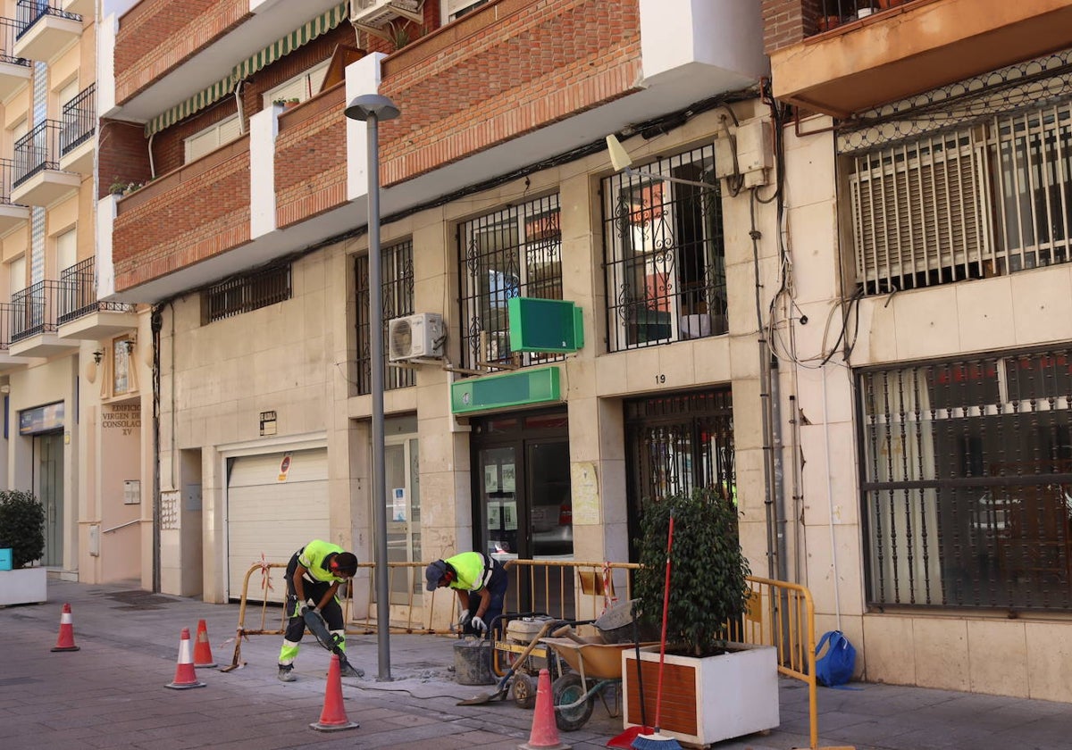 Los trabajos de los operarios municipales con las farolas en la céntrica calle Palos de Huelva