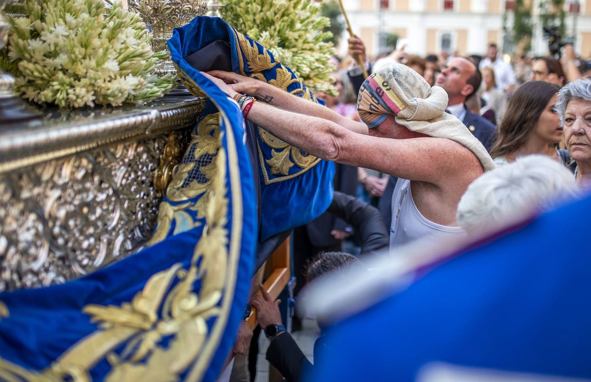 La Virgen de la Cinta se pasea entre el clamor de los onubenses