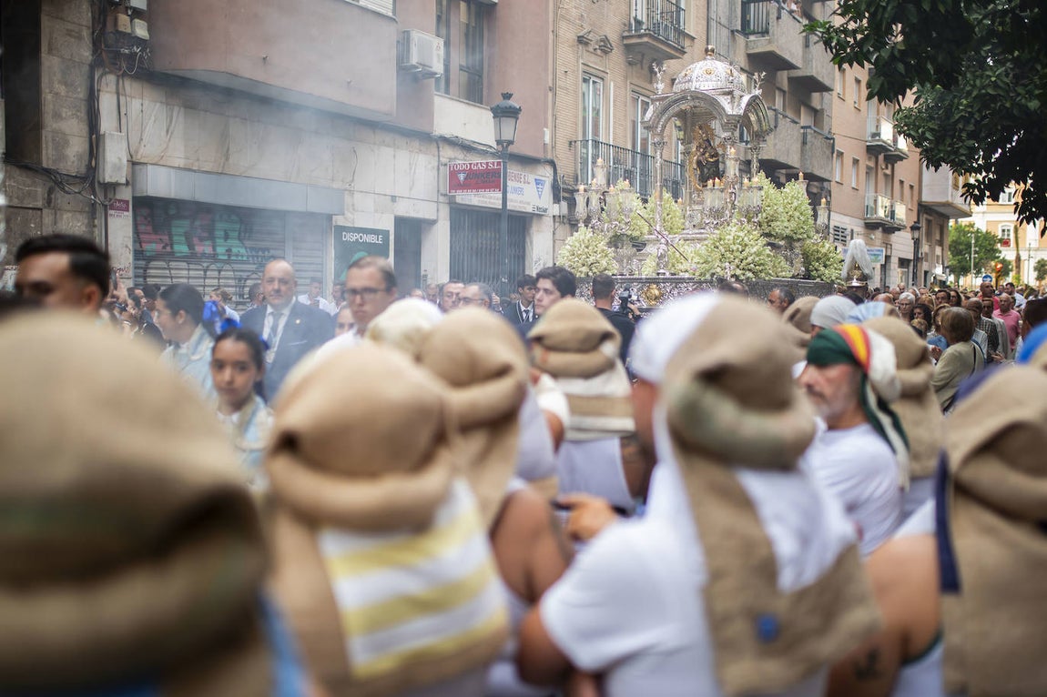 La Virgen de la Cinta se pasea entre el clamor de los onubenses