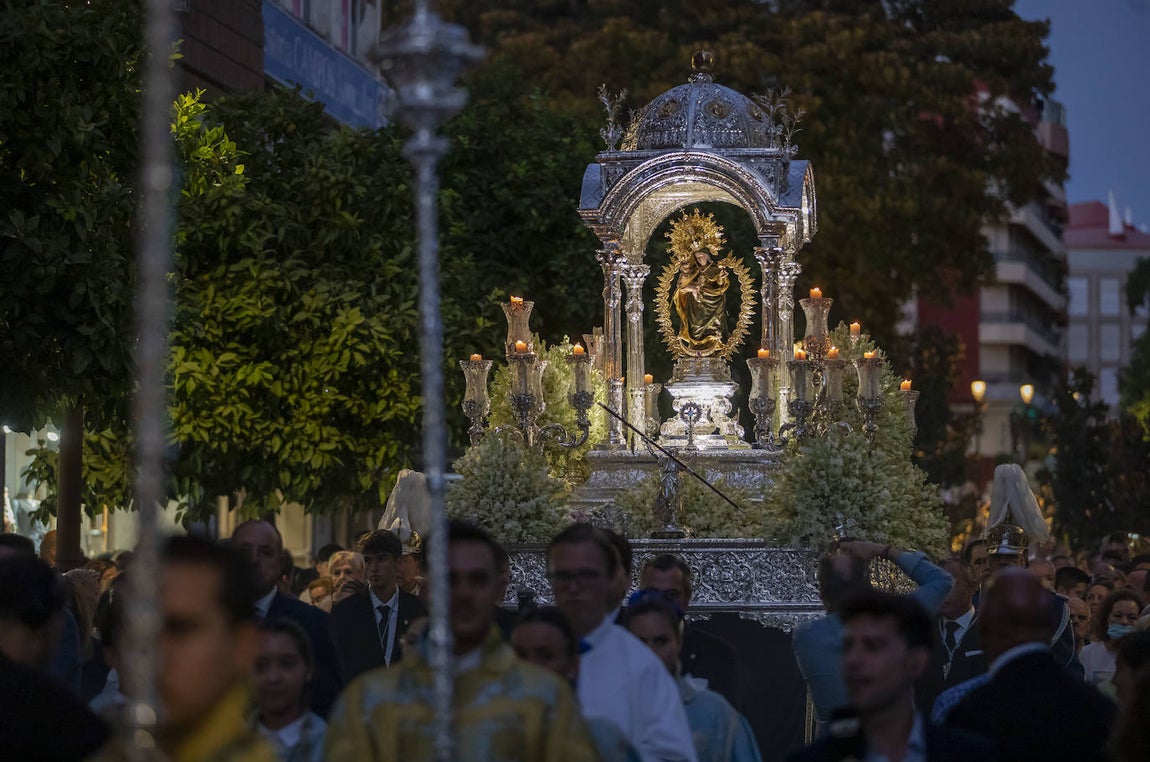 La Virgen de la Cinta se pasea entre el clamor de los onubenses