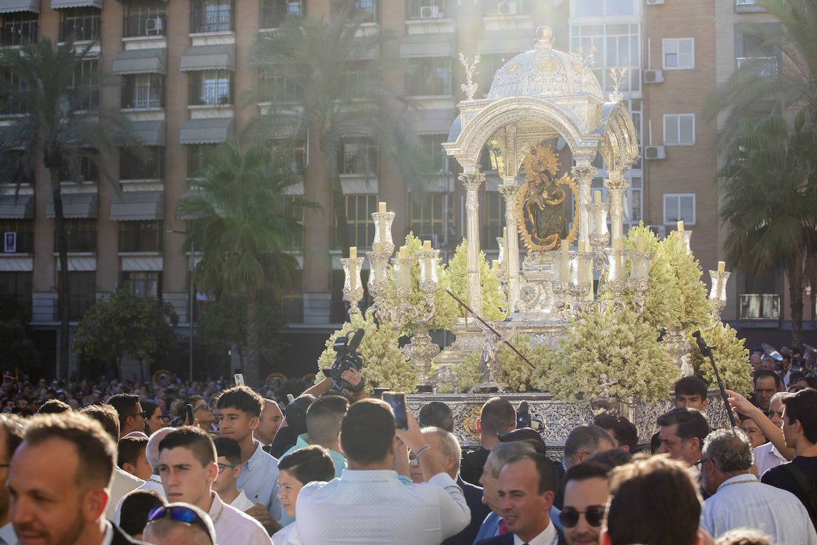 Una marea choquera acompaña a la Virgen de la Cinta hasta su santuario del Conquero