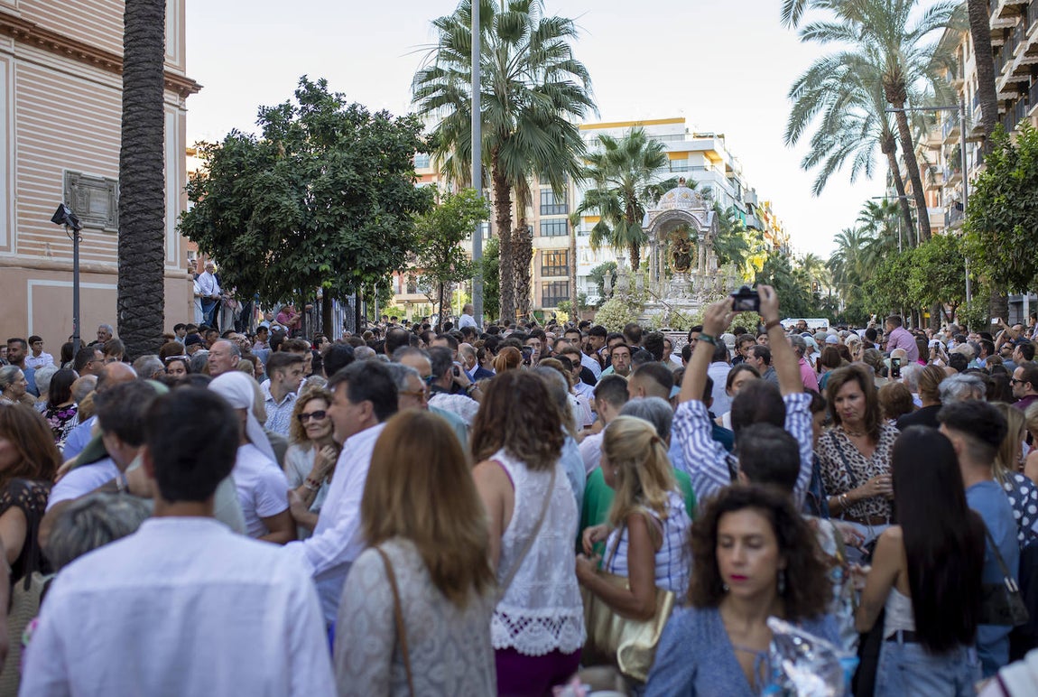 Una marea choquera acompaña a la Virgen de la Cinta hasta su santuario del Conquero