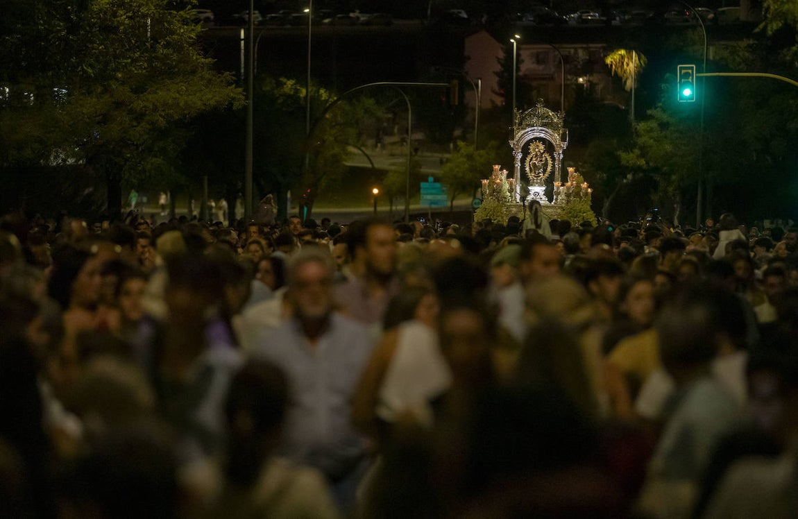 Una marea choquera acompaña a la Virgen de la Cinta hasta su santuario del Conquero
