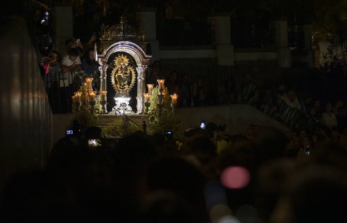 Una marea choquera acompaña a la Virgen de la Cinta hasta su santuario del Conquero