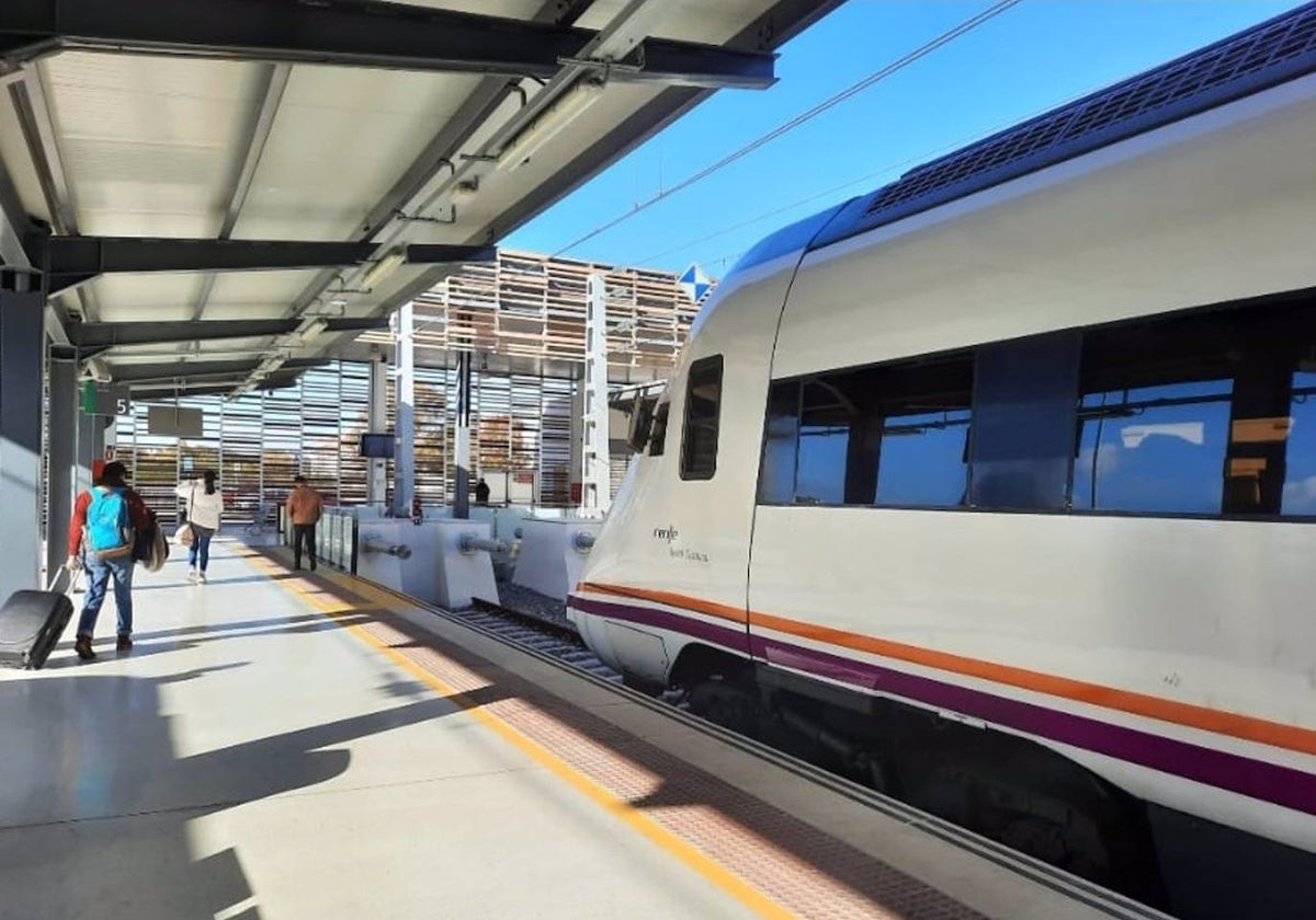 Tren de media distancia en la estación de Huelva