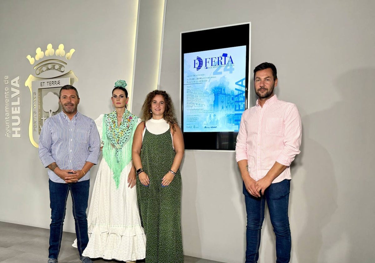La presentación de la muestra de moda y artesanía flamenca 'De Feria' en el Ayuntamiento de Huelva