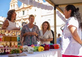 'De Feria' reúne a artesanos y diseñadores de moda flamenca en una renovada plaza de La Merced