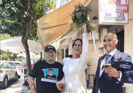 De la iglesia a Los Cuartelillos: Dos recién casados de Huelva brindan con cerveza en el histórico bar