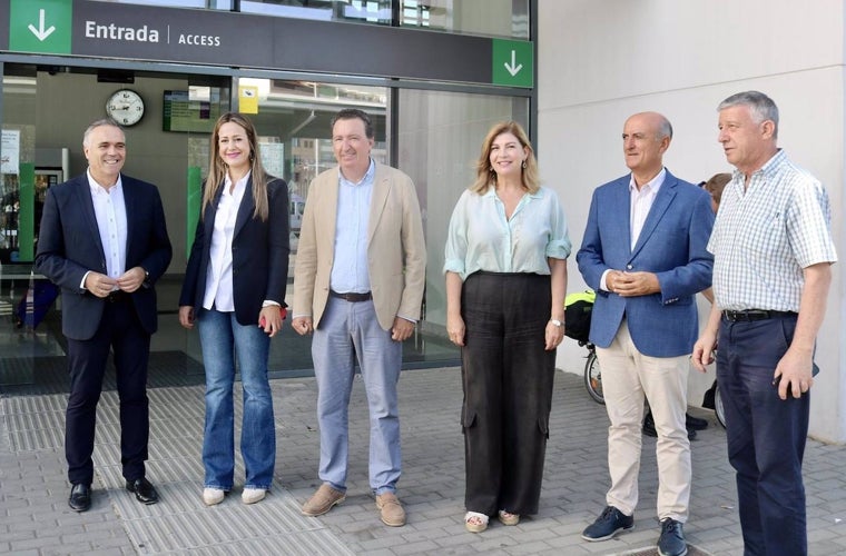 Los representantes populares este lunes en la estación de tren de Huelva