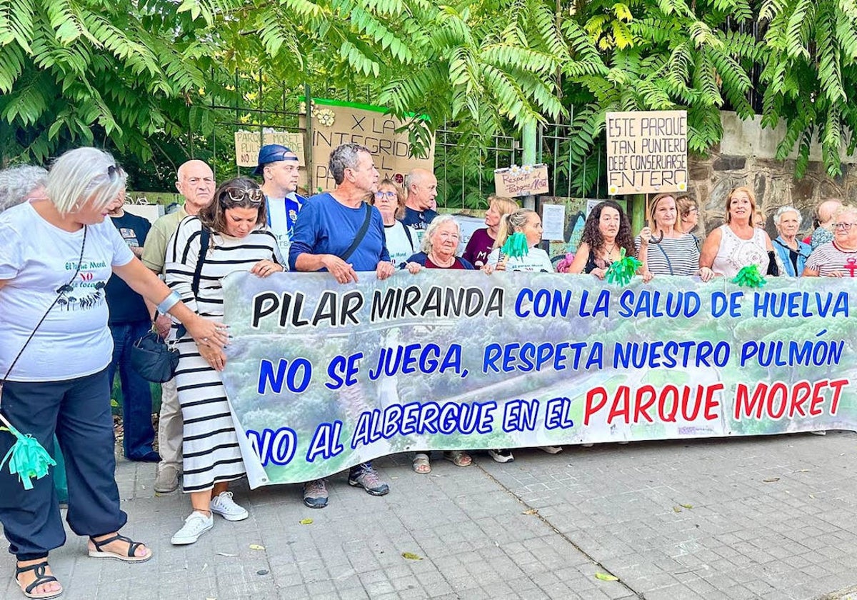 Los miembros de la Plataforma Parque Moret con una pancarta contra la gestión de Pilar Miranda