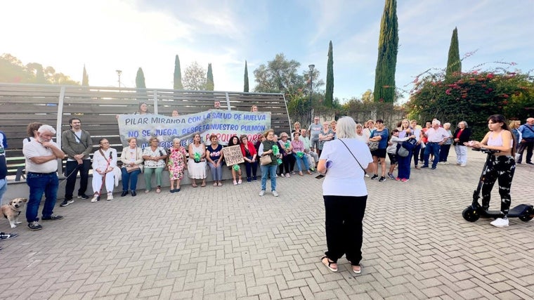 Uno de los actos de protesta de los miembros de la Plataforma Parque Moret a la entrada del reciento