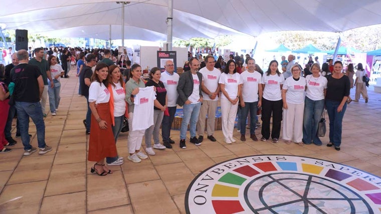 La rectora, María Antonia Peña, con distintos asistentes al evento