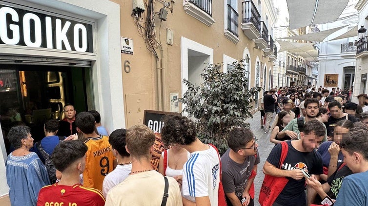 Huelva acude en masa a por las hamburguesas gratis de Goiko