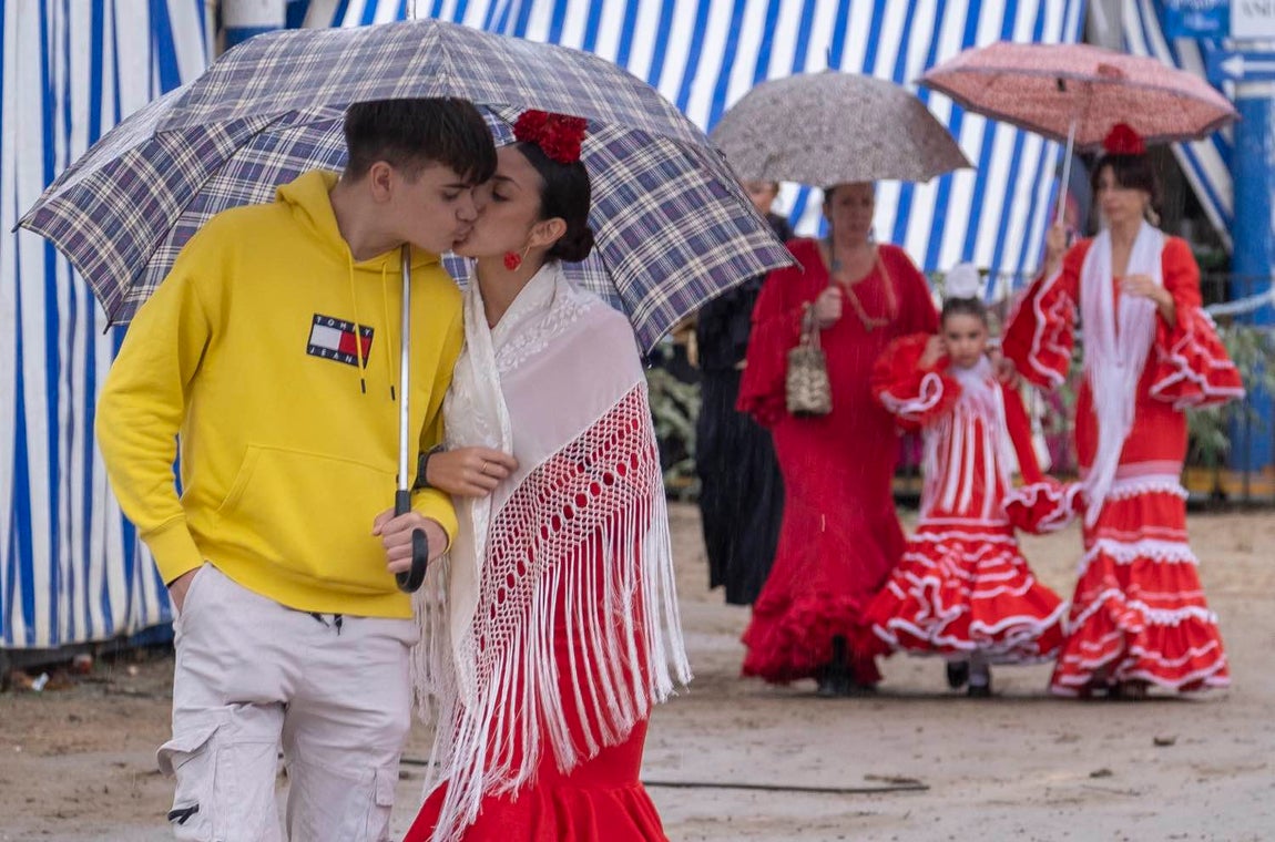 Más sonrisas que paraguas en el segundo día de la Feria del Caballo de Huelva