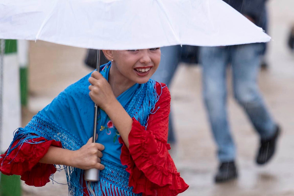 Más sonrisas que paraguas en el segundo día de la Feria del Caballo de Huelva