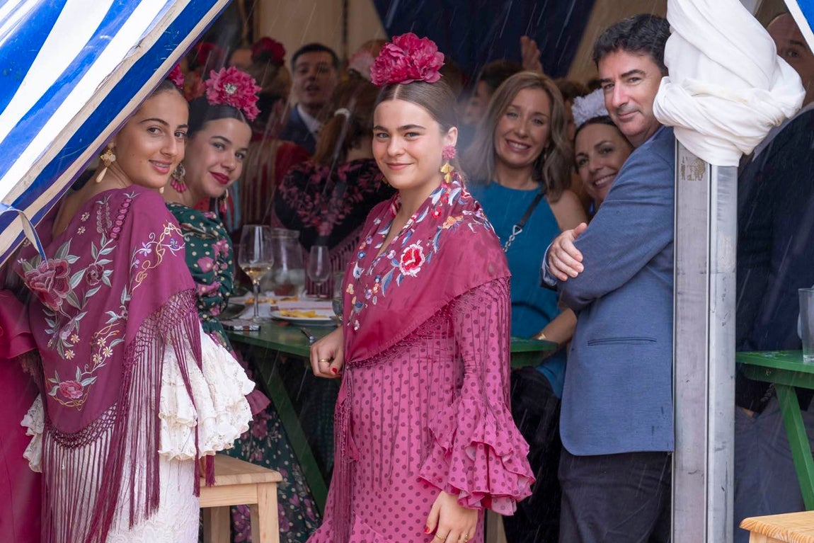 Más sonrisas que paraguas en el segundo día de la Feria del Caballo de Huelva
