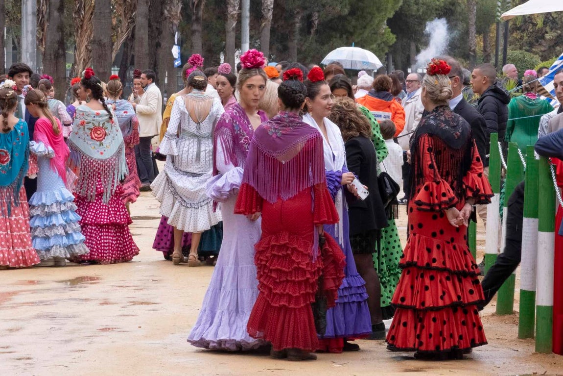 Más sonrisas que paraguas en el segundo día de la Feria del Caballo de Huelva
