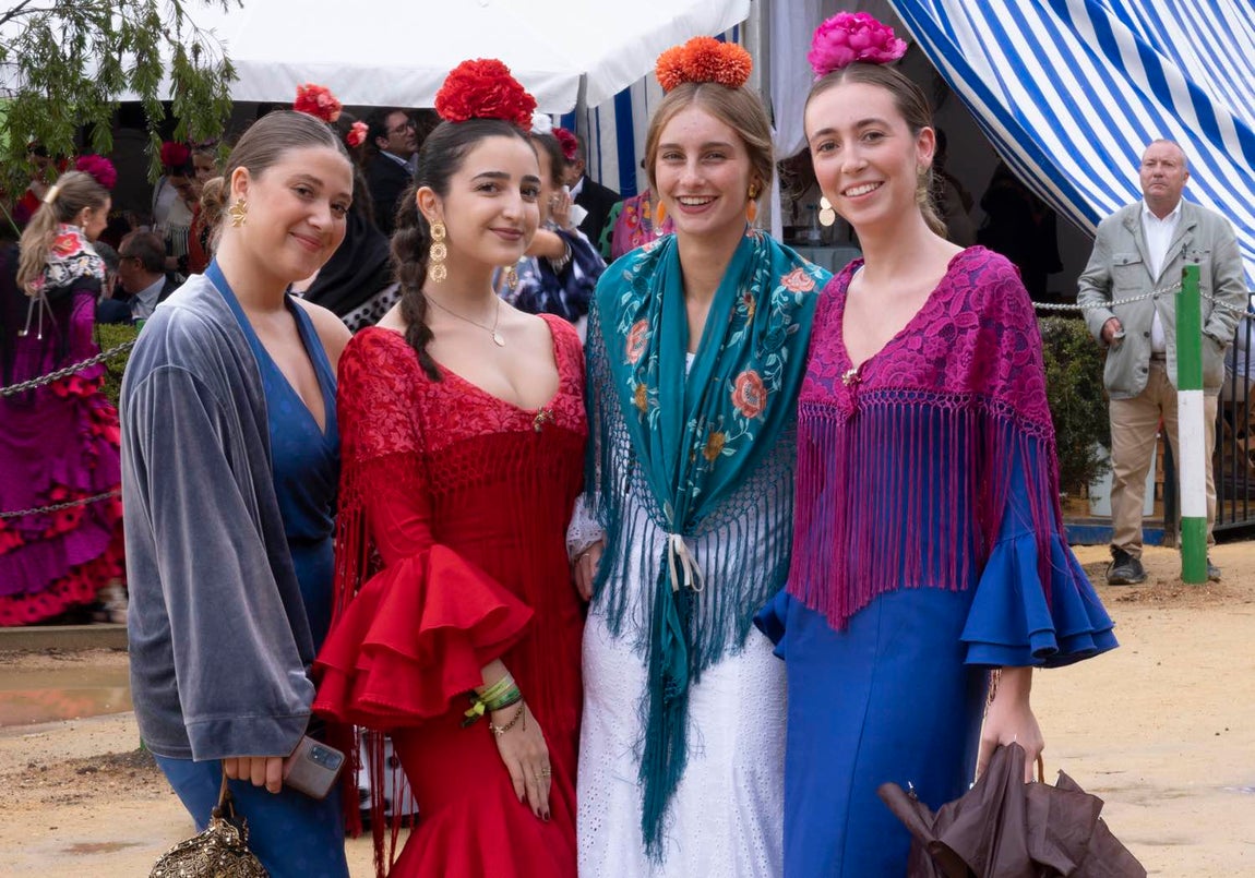 Más sonrisas que paraguas en el segundo día de la Feria del Caballo de Huelva