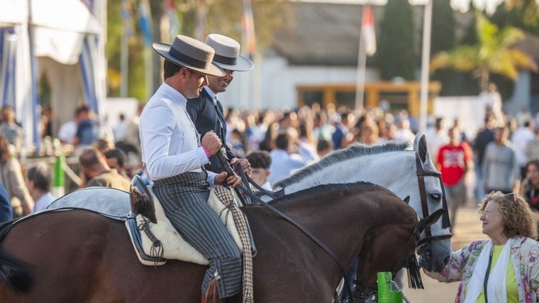 Dos jinetes en la Feria del Caballo de Huelva