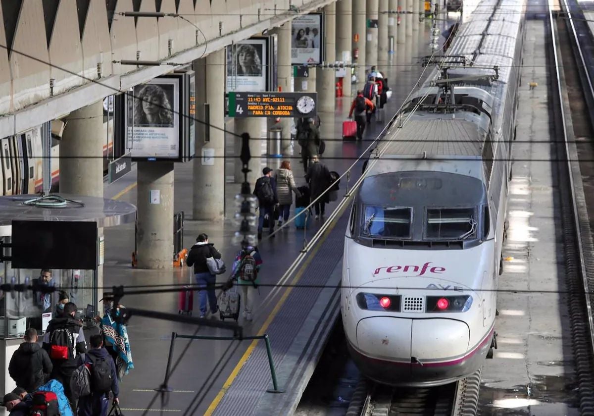 Varios viajeros en la estación de Santa Justa de Sevilla