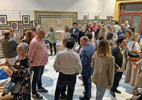 Imagen secundaria 1 - Arriba, Antonio Pontón presenta la exposición junto al artista, sentado a su derecha. Sobre estas líneas, el magnífico aspecto que presentaba la sede judicial durante la inauguración de la muestra
