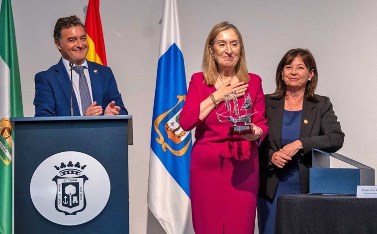Imagen principal - La exministra Ana Pastor, tras su conferencia, recibe agradecida un recuerdo de su participación en el acto del Colegio de Médicos