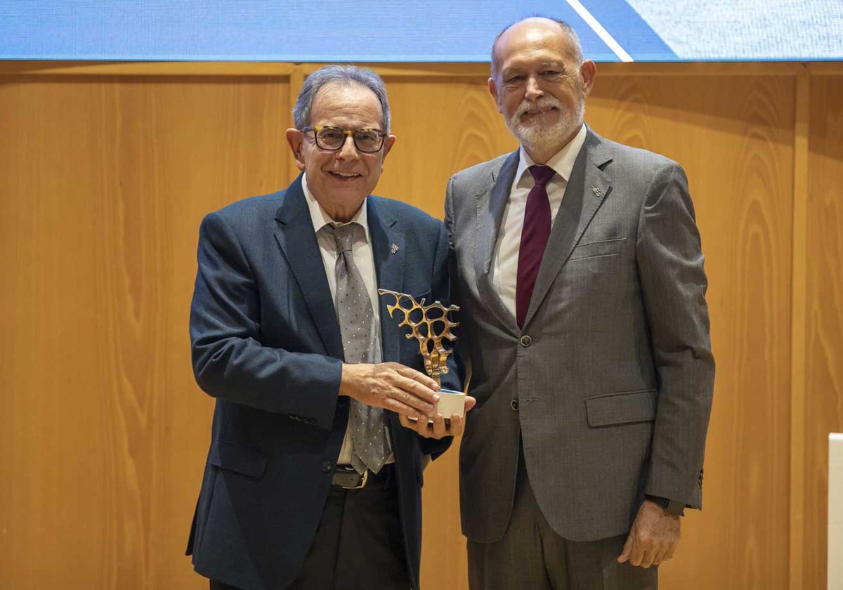 Corma recibe el premio de manos del presidente de Aiqbe