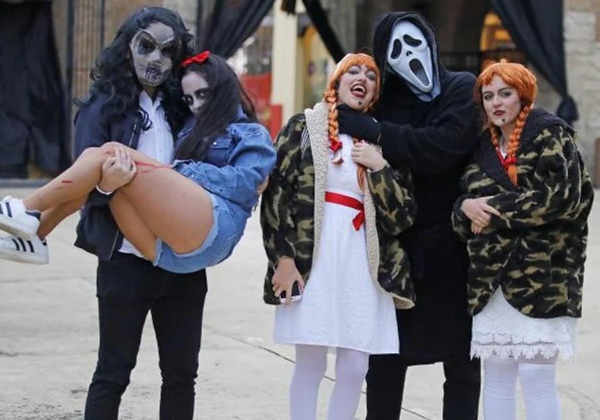 Un grupo de jóvenes disfrazados para celebrar Halloween en Huelva