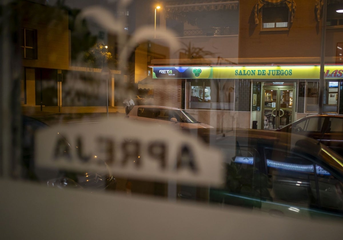 Sede de Apreja, con un salón de juegos enfrente