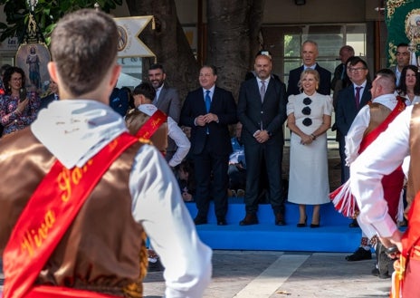 Imagen secundaria 1 - Las danzas ancestrales de Huelva llenan de color el centro de la capital