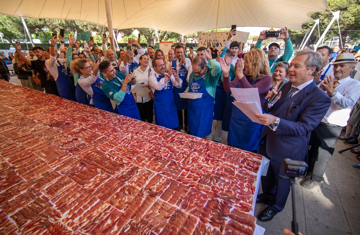 El récord al plato de jamón más grande del mundo, en imágenes