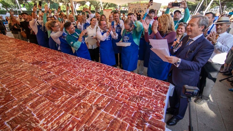 El récord al plato de jamón más grande del mundo, en imágenes