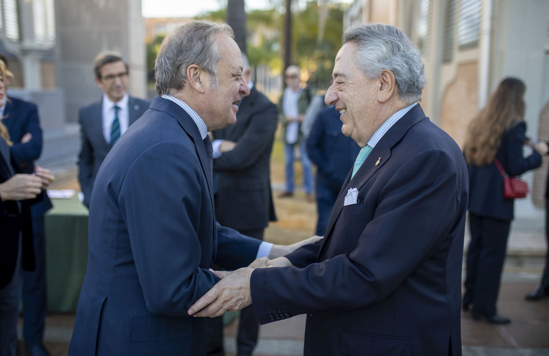 Álvaro Rodríguez Guitart saluda a Javier Targhetta, consejero celegado de Atlantic Copper