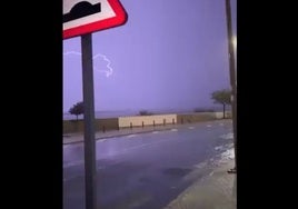 Así ha sido la espectacular tormenta eléctrica provocada por la DANA que ha despertado a Huelva