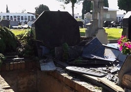 La borrasca Bernard destrozó decenas de tumbas en el cementerio de Huelva y los familiares aún esperan una respuesta