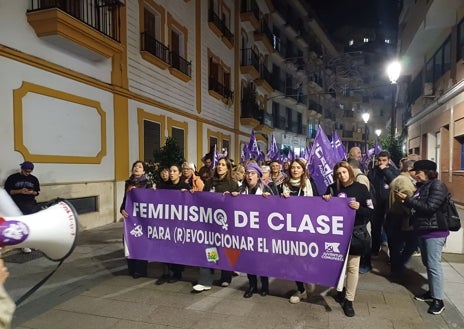 Imagen secundaria 1 - Diversos momentos de la manifestación del 25N por las calles de la capital onubense