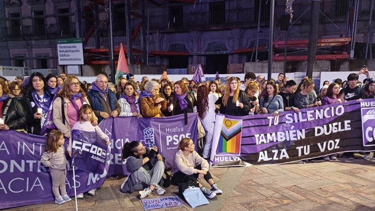 La marcha ha concluido a las puertas del Ayuntamiento de Huelva