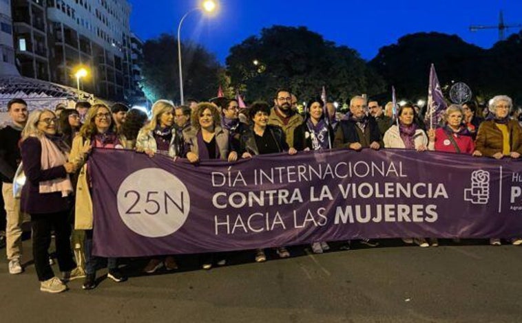 Imagen principal - Diversos momentos de la manifestación del 25N por las calles de la capital onubense