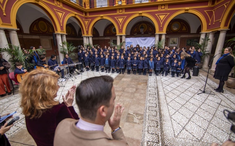 Imagen principal - El acto ha estado arropado por las voces de los niños y niñas de Colegio María Inmaculada; abajo, detalles del Belén