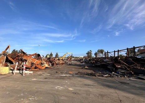 Imagen secundaria 1 - Estado en el que quedaron las instalaciones de Hierros España tras el aparatoso incendio de octubre del año pasado
