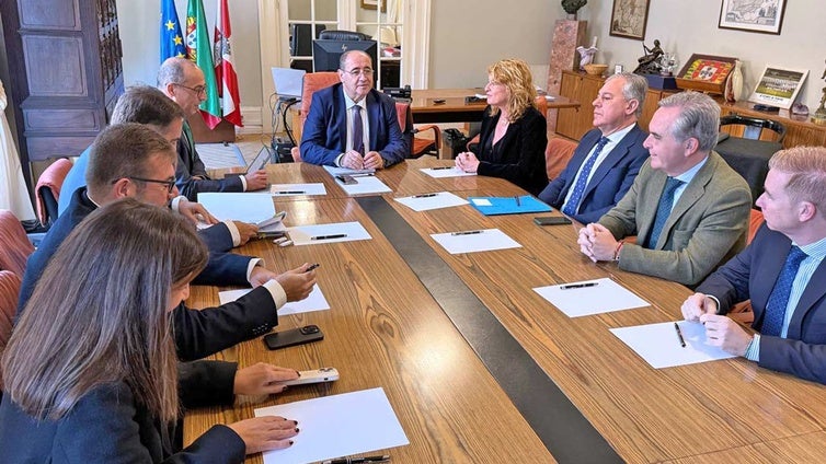 La alcaldesa pide al Gobierno "plazos y presupuestos" para que el paso dado hoy para el AVE Huelva-Sevilla no sea "un brindis al sol"
