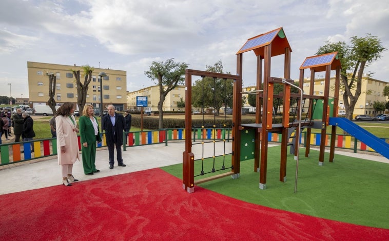 Imagen principal - El Ayuntamiento de Huelva ha adecentado los jardines y ha reforzado el mobiliario urbano del parque