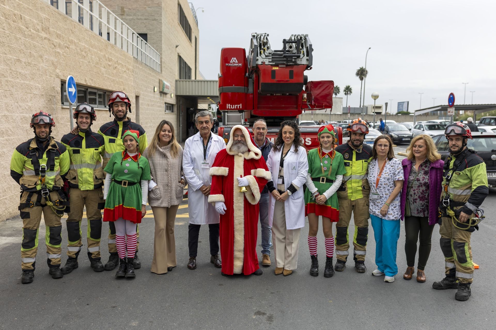 La visita de Papá Noel a los niños ingresados en el Hospital Juan Ramón Jiménez, en imágenes