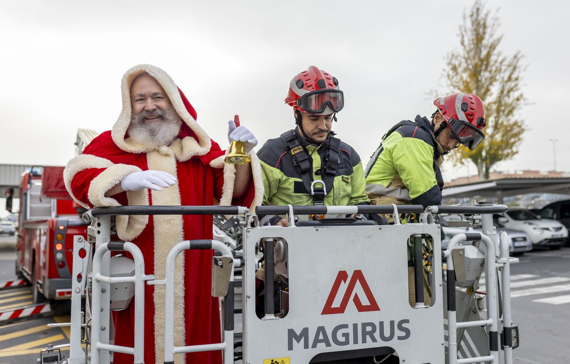 La visita de Papá Noel a los niños ingresados en el Hospital Juan Ramón Jiménez, en imágenes