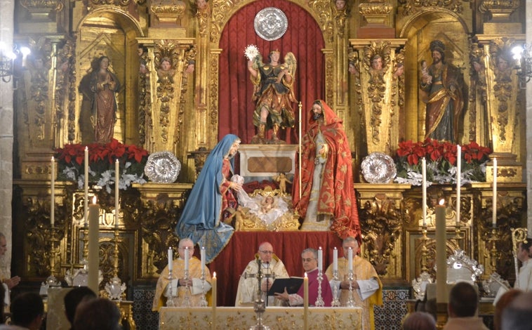 Imagen principal - Momentos de la misa en la catedral y la procesión desde San Pedro