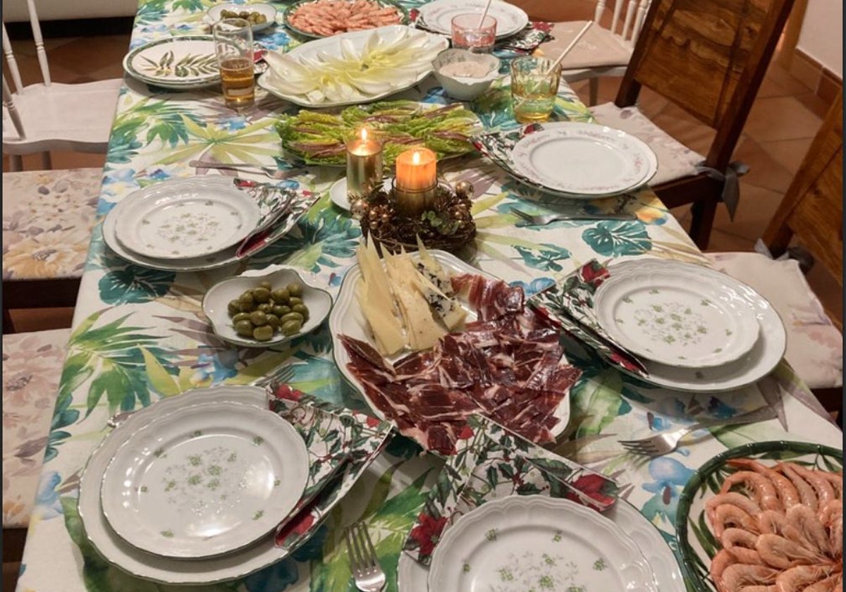 Mesa dispuesta para la cena de Nochevieja