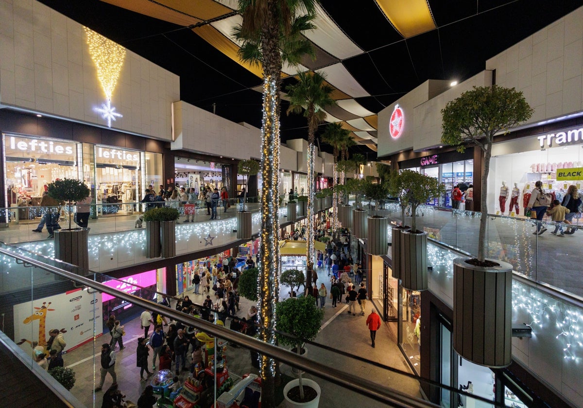 Interior del Centro Comercial Holea, en Huelva, decorado por Navidad