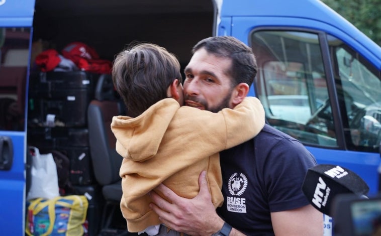 Imagen principal - Sández, abrazado por su hijo a su regreso de una misión con Bomberos Unidos Sin Fronteras en Turquía