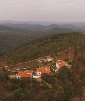 Imagen secundaria 2 - Así es la casa rural de Huelva que se encuentra en una reserva de la biosfera: puedes coger setas, castañas y hacer varias actividades